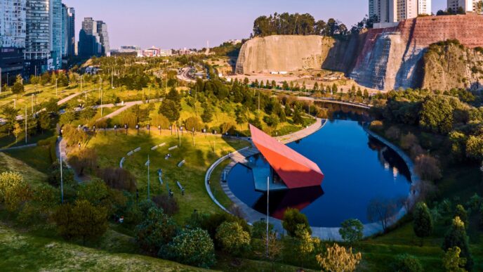 Venue de Inmobiliare Summits en México. Arquitectura de paisaje urbano con lago y edificios. Real estate LATAM conference.