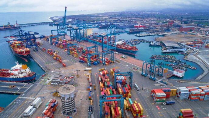 city/destination
Vista aérea del puerto marítimo, infraestructura clave para el comercio. Inmobiliaria Coppel impulsa expansión comercial en México y LATAM.