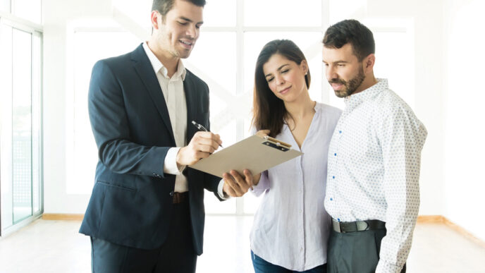 Networking/expo.

Agente inmobiliario revisa documentos con pareja en evento Inmobiliare Summits. Oportunidades de inversión en bienes raíces en México y LATAM.