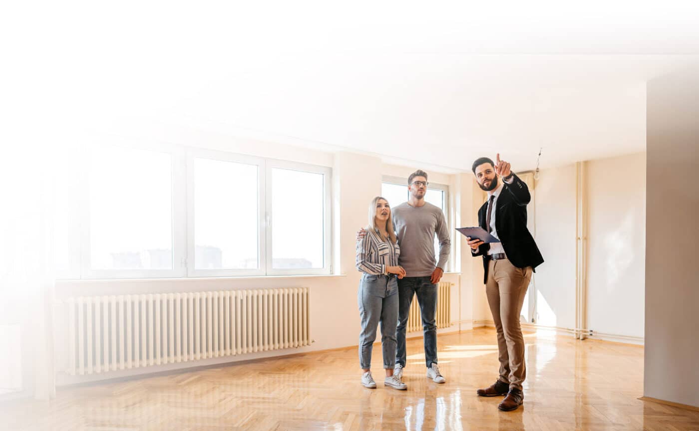 venue/architecture

Agente de bienes raíces muestra propiedad a pareja. Inmobiliaria impulsa el mercado de bienes raíces en México y LATAM.