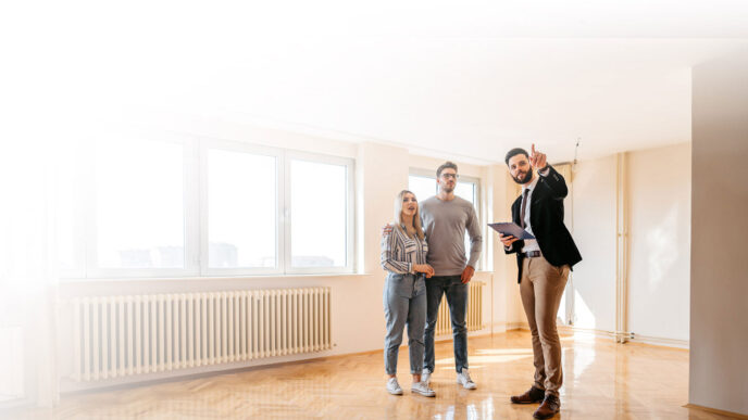 venue/architecture

Agente de bienes raíces muestra propiedad a pareja. Inmobiliaria impulsa el mercado de bienes raíces en México y LATAM.