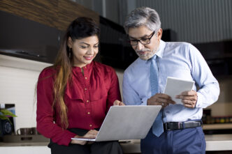 networking/expo
Dos personas colaboran con laptop y tablet. Networking en conferencia Inmobiliare Summits, impulsando el sector de real estate en LATAM.