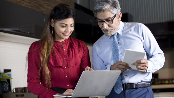 networking/expo
Dos personas colaboran con laptop y tablet. Networking en conferencia Inmobiliare Summits, impulsando el sector de real estate en LATAM.