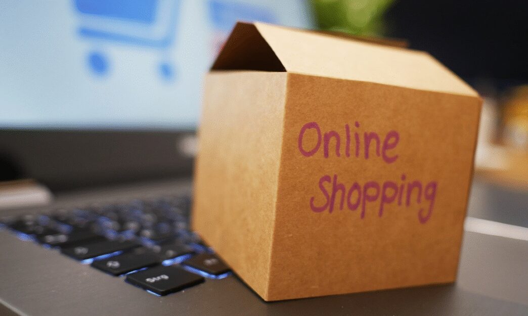 sponsors/branding

Caja con Online Shopping sobre laptop. Crecimiento del comercio digital en México, tema clave en Inmobiliare Summits LATAM.