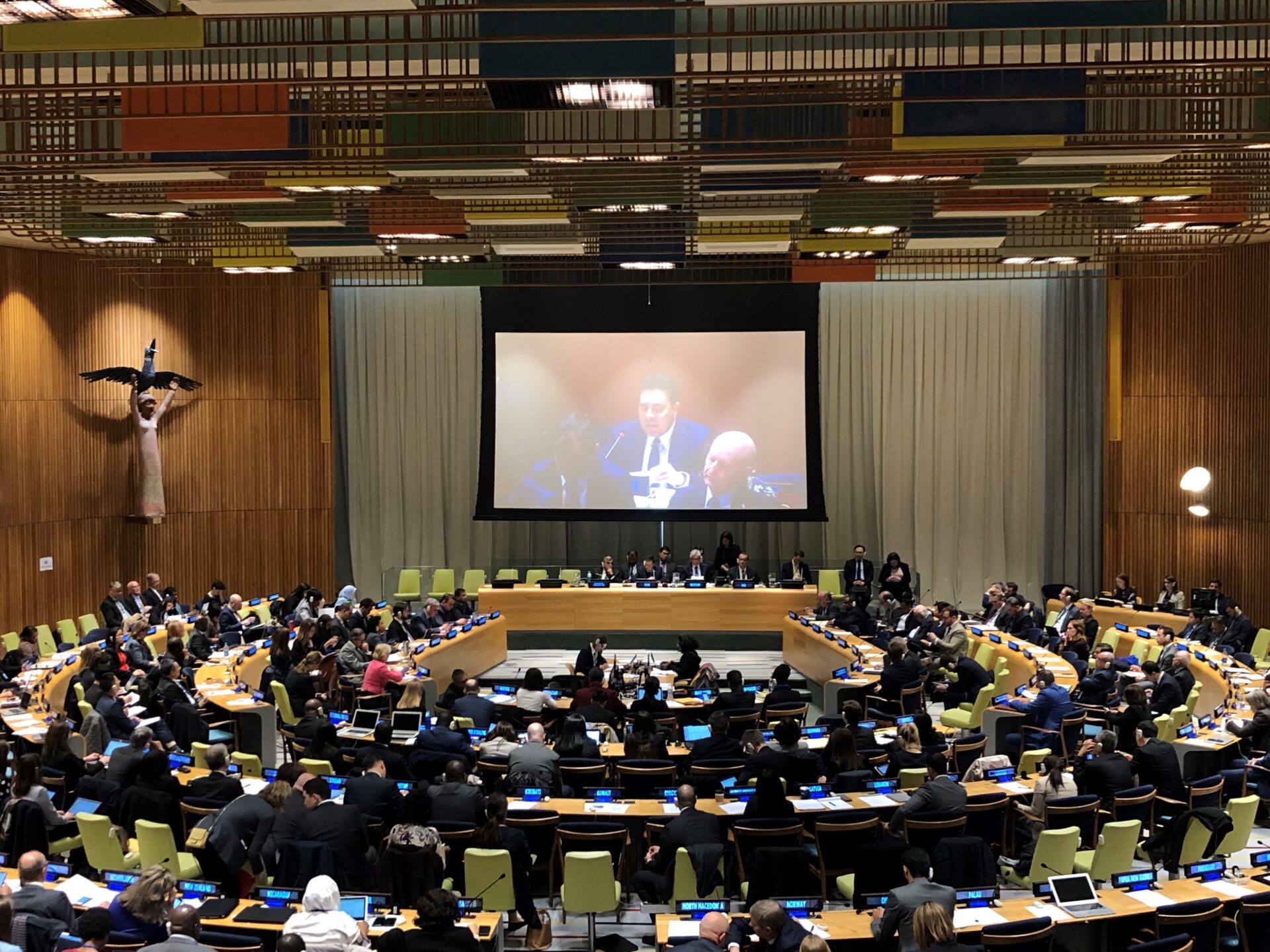 Venue/architecture.

Asistentes participan en congreso Inmobiliare Summits. Panelistas en pantalla grande. Evento real estate en México.