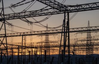 Infraestructura eléctrica y torres de alta tensión al atardecer. Preparando la demanda energética del nearshoring con nuevas soluciones.