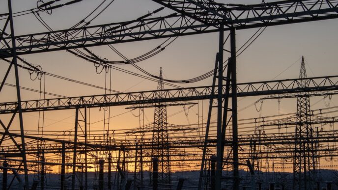 Infraestructura eléctrica y torres de alta tensión al atardecer. Preparando la demanda energética del nearshoring con nuevas soluciones.