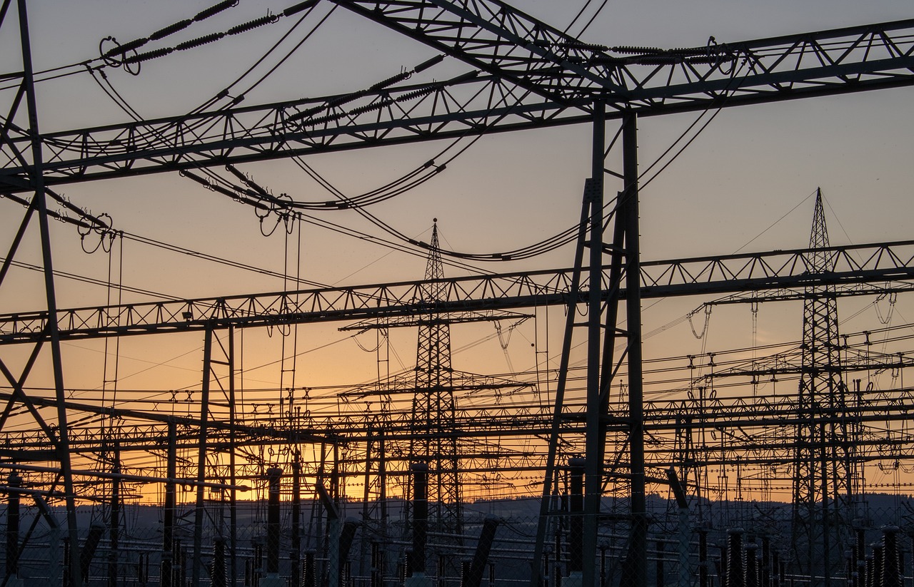 Infraestructura eléctrica y torres de alta tensión al atardecer. Preparando la demanda energética del nearshoring con nuevas soluciones.