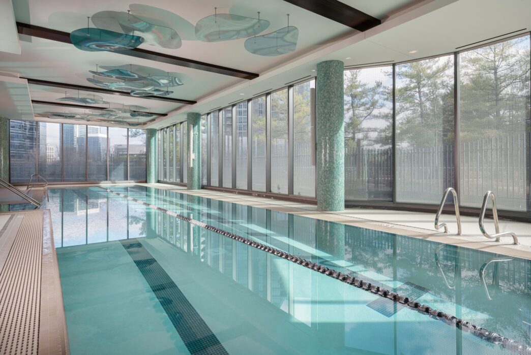 Venue/architecture.
Piscina moderna en inmueble de México, reflejando el enfoque wellness en el sector inmobiliario. Diseño arquitectónico innovador. Inmobiliare Summits.