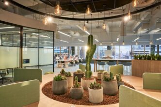 Venue/architecture.
Diseño interior moderno con cactus como centro de mesa. Espacio de trabajo en Inmobiliare Summits, México. Arquitectura y diseño.