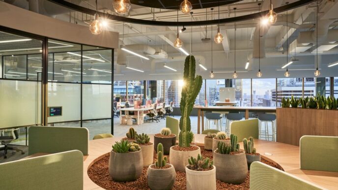 Venue/architecture.
Diseño interior moderno con cactus como centro de mesa. Espacio de trabajo en Inmobiliare Summits, México. Arquitectura y diseño.