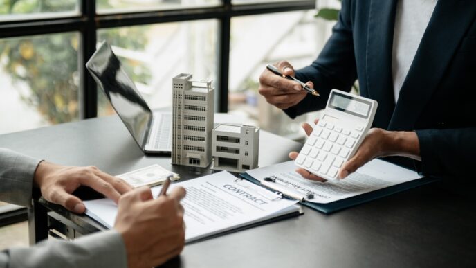 networking/expo
Asesores calculando inversión inmobiliaria en España. Contrato, calculadora y modelos de edificios en mesa. Sector inmobiliario en LATAM.