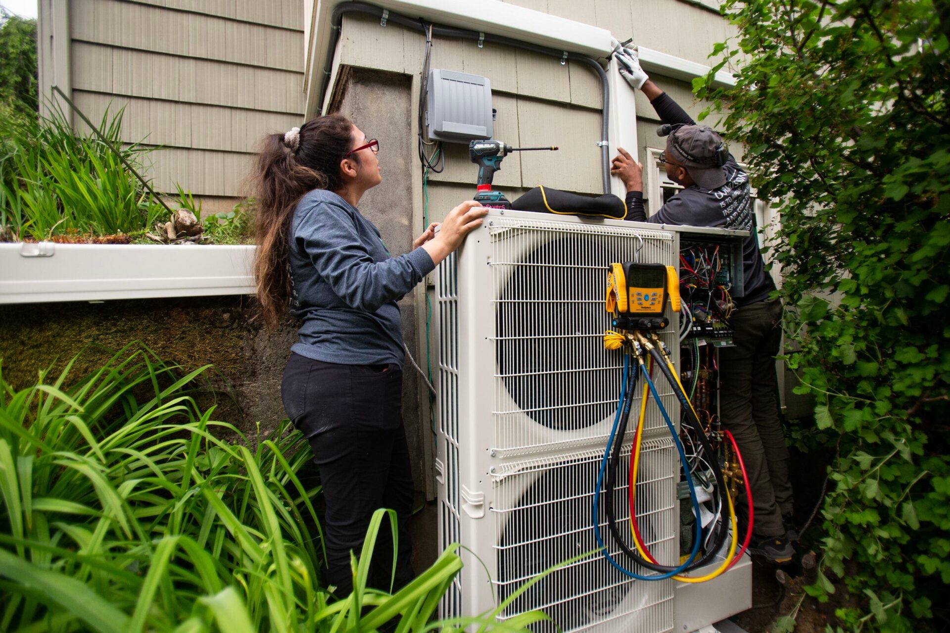 Instalación de bomba de calor en Real Estate: técnicos trabajando en la unidad exterior. Transformando la climatización con tecnología eficiente.