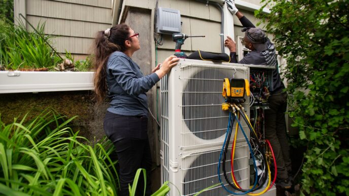 Instalación de bomba de calor en Real Estate: técnicos trabajando en la unidad exterior. Transformando la climatización con tecnología eficiente.