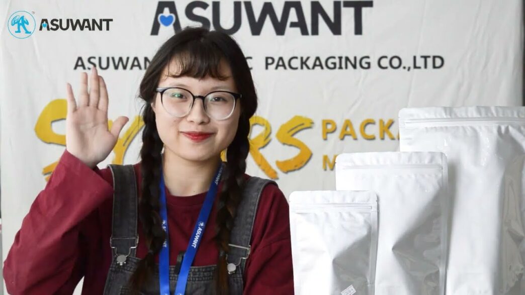 Mujer presentando empaques Mylar de Asuwant. Innovación en empaques para real estate con tecnología avanzada. Mylar y tecnología para el futuro.