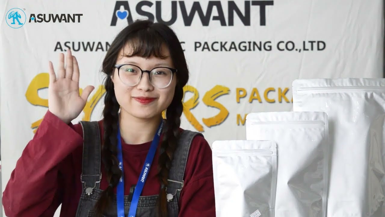 Mujer presentando empaques Mylar de Asuwant. Innovación en empaques para real estate con tecnología avanzada. Mylar y tecnología para el futuro.
