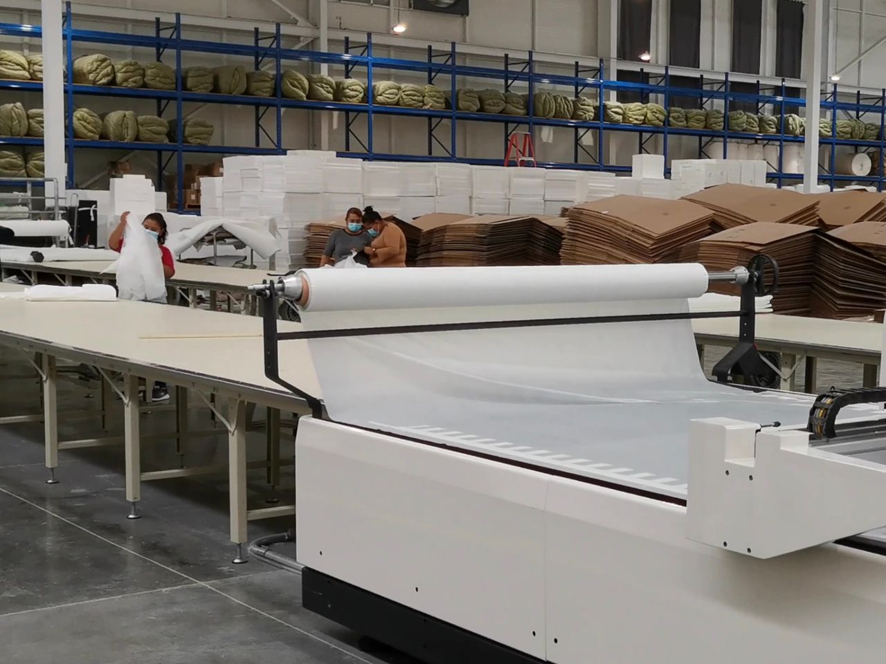 venue/architecture
Nueva planta industrial en Nuevo León, México. Operarios trabajan en la producción. Inversión en real estate impulsa la economía local.