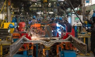 venue/architecture

Trabajadores soldando en la planta de Hyundai en Coahuila, México. Inversión millonaria en real estate impulsa la economía de la city.