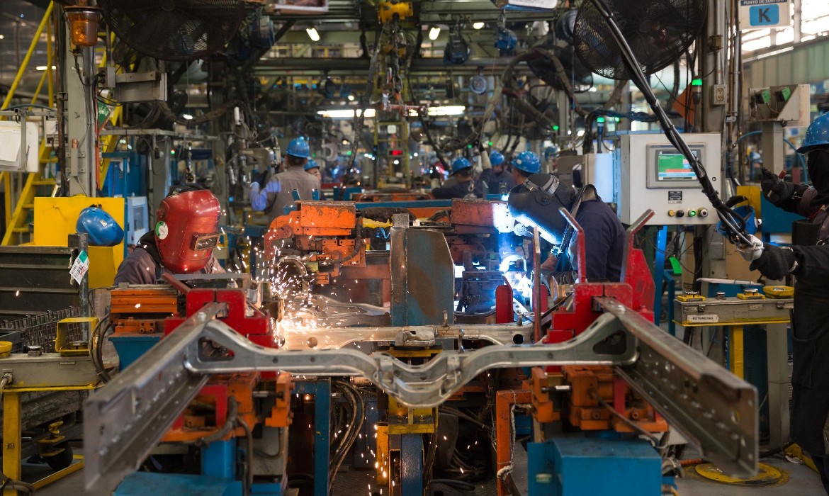 venue/architecture

Trabajadores soldando en la planta de Hyundai en Coahuila, México. Inversión millonaria en real estate impulsa la economía de la city.