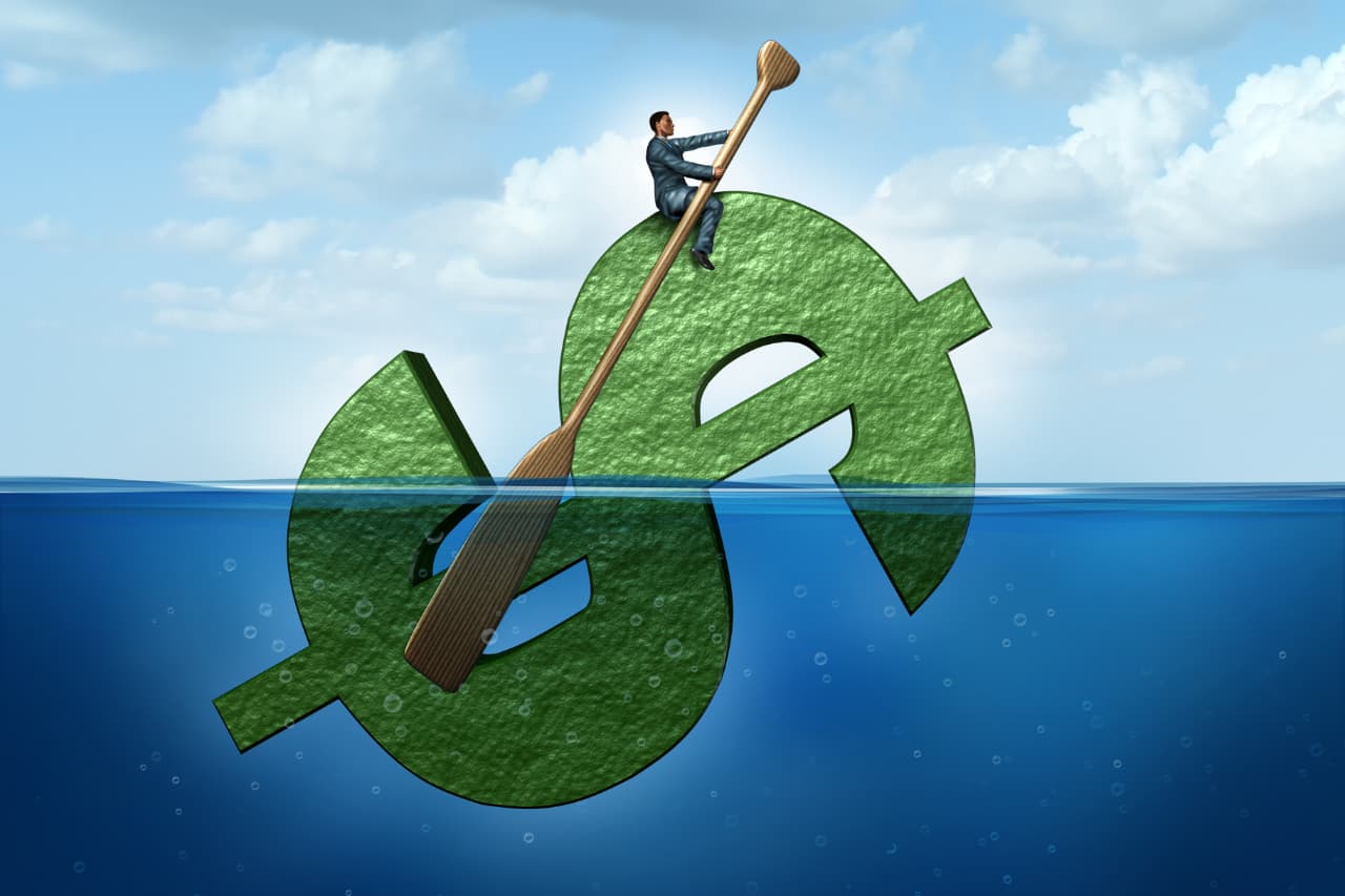 speakers/headshot

Ilustración de desafíos financieros en LATAM. Hombre rema sobre signo de dólar en agua. Inmobiliare Summits aborda el real estate en México.