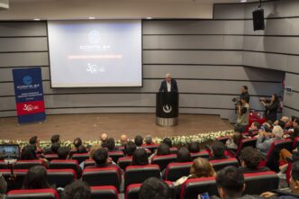 speakers/headshot
Ponente en el estrado durante Inmobiliare Summits, una conferencia de real estate en México. Público atento en el venue.