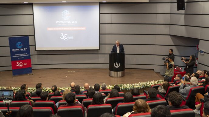 speakers/headshot
Ponente en el estrado durante Inmobiliare Summits, una conferencia de real estate en México. Público atento en el venue.