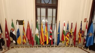 Venue/architecture.

Banderas de España en el Inmobiliare Summits. El evento de real estate se celebra en una ciudad de España.