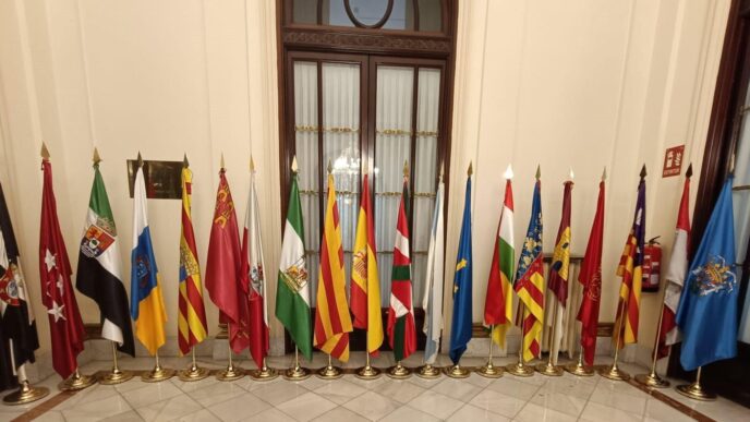 Venue/architecture.

Banderas de España en el Inmobiliare Summits. El evento de real estate se celebra en una ciudad de España.