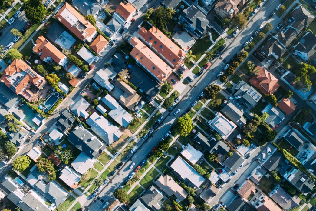 City/Destination.
Vista aérea de una zona residencial en la ciudad. Inmobiliare Summits analiza el mercado de real estate en México y LATAM.