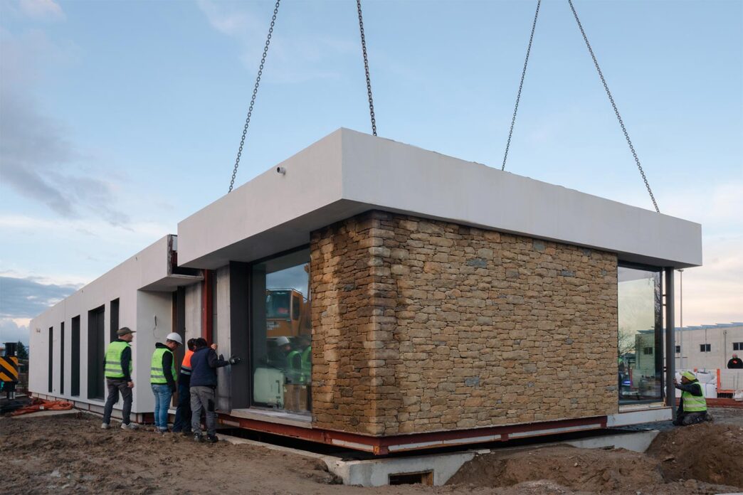 venue/architecture

Edificio modular de oficinas en construcción. Diseño moderno con piedra. Inmobiliare Summits impulsa el sector real estate en México.