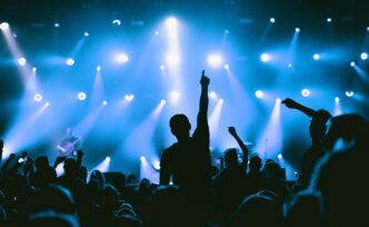 Concierto en México. Público disfruta de la música en vivo, con luces brillantes y ambiente festivo. Evento musical en la ciudad.