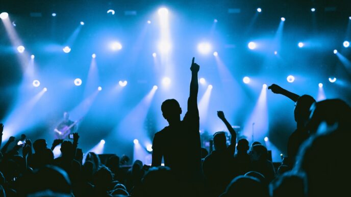 Concierto en México. Público disfruta de la música en vivo, con luces brillantes y ambiente festivo. Evento musical en la ciudad.