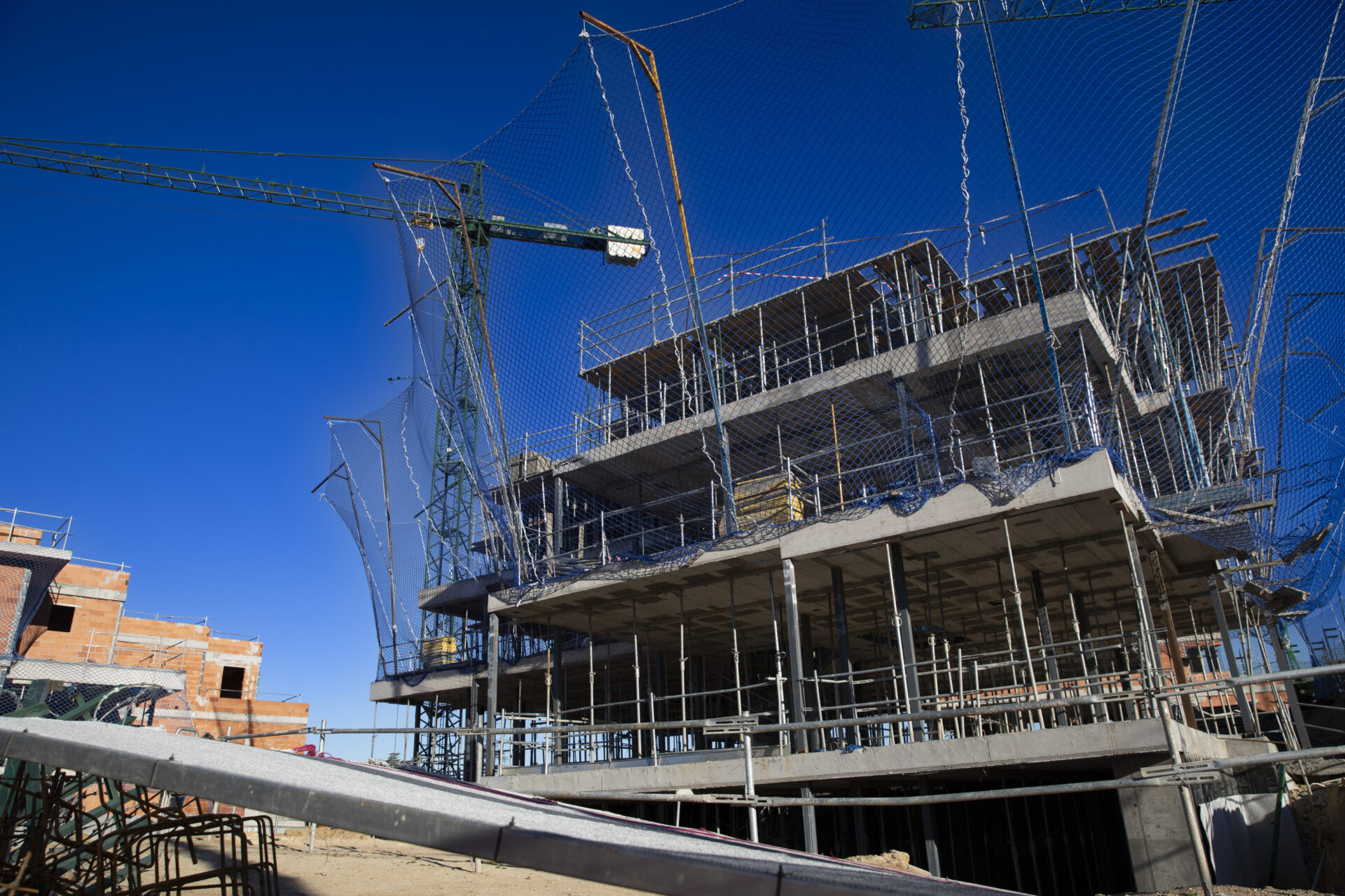 Venue/architecture.
Construcción en Yucatán durante Inmobiliare Summits. Edificio en obra con grúa, reflejo del auge del sector real estate en México.