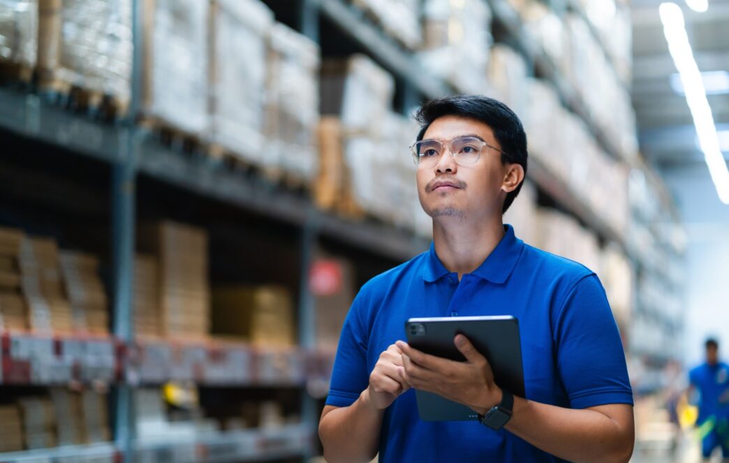 speakers/headshot

Hombre con tablet inspecciona almacén. Optimización logística clave en sector real estate. #InmobiliareSummits #México #Conferencia