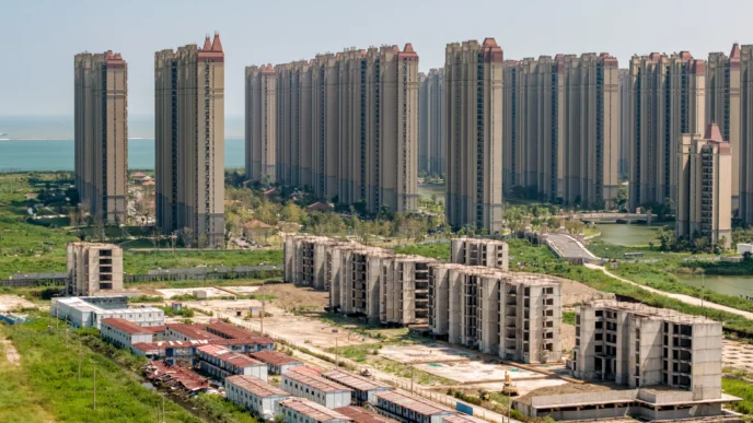 city/destination

Paisaje urbano muestra edificios residenciales en construcción. Desarrollo inmobiliario en una ciudad costera. Arquitectura y planificación urbana en LATAM.