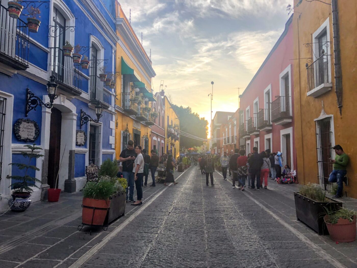 venue/architecture
Calle colorida en Puebla, México, durante Inmobiliare Summits. Arquitectura colonial y ambiente vibrante de la ciudad. #RealEstate #LATAM