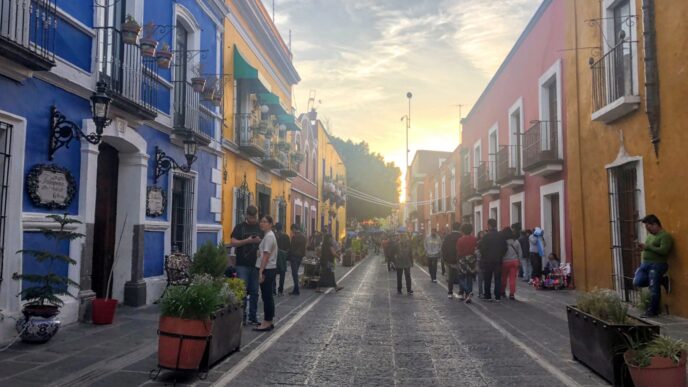 venue/architecture
Calle colorida en Puebla, México, durante Inmobiliare Summits. Arquitectura colonial y ambiente vibrante de la ciudad. #RealEstate #LATAM