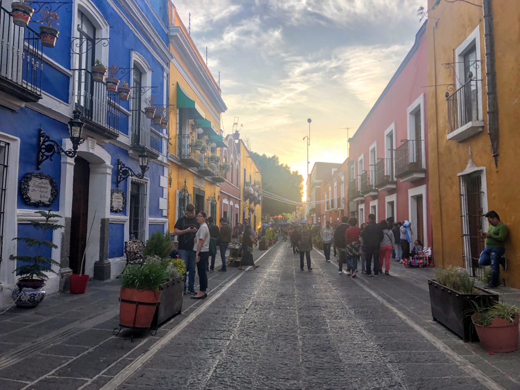 venue/architecture
Calle colorida en Puebla, México, durante Inmobiliare Summits. Arquitectura colonial y ambiente vibrante de la ciudad. #RealEstate #LATAM
