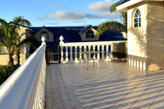 Terraza soleada en inmueble residencial. Diseño arquitectónico en [city] para evento Inmobiliare Summits. Bienes raíces [year].