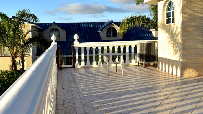 Terraza soleada en inmueble residencial. Diseño arquitectónico en [city] para evento Inmobiliare Summits. Bienes raíces [year].