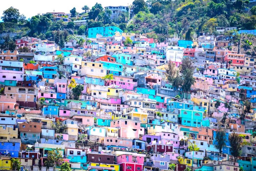 Ciudad de México, vista panorámica de coloridas casas en una colina. Inmobiliare Summits destaca el potencial de la ciudad en bienes raíces LATAM.