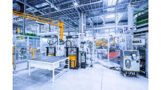 Interior del Parque Industrial WTC III SLP mostrando maquinaria avanzada. Preparativos para consolidación en 2024. Innovación y tecnología industrial.