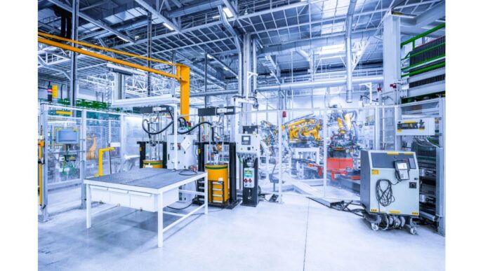 Interior del Parque Industrial WTC III SLP mostrando maquinaria avanzada. Preparativos para consolidación en 2024. Innovación y tecnología industrial.