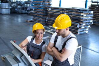 speakers/headshot
Dos trabajadores con cascos amarillos inspeccionan la construcción de un nuevo local. Expansión de Kiabi en España, sector Inmobiliario.