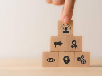 Sponsors/branding.

Pirámide de bloques de madera con iconos de branding. Concepto de Inmobiliare Summits para real estate en México y LATAM.