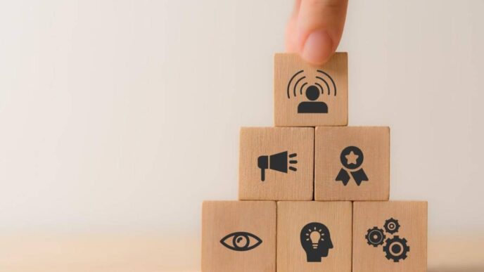 Sponsors/branding.

Pirámide de bloques de madera con iconos de branding. Concepto de Inmobiliare Summits para real estate en México y LATAM.