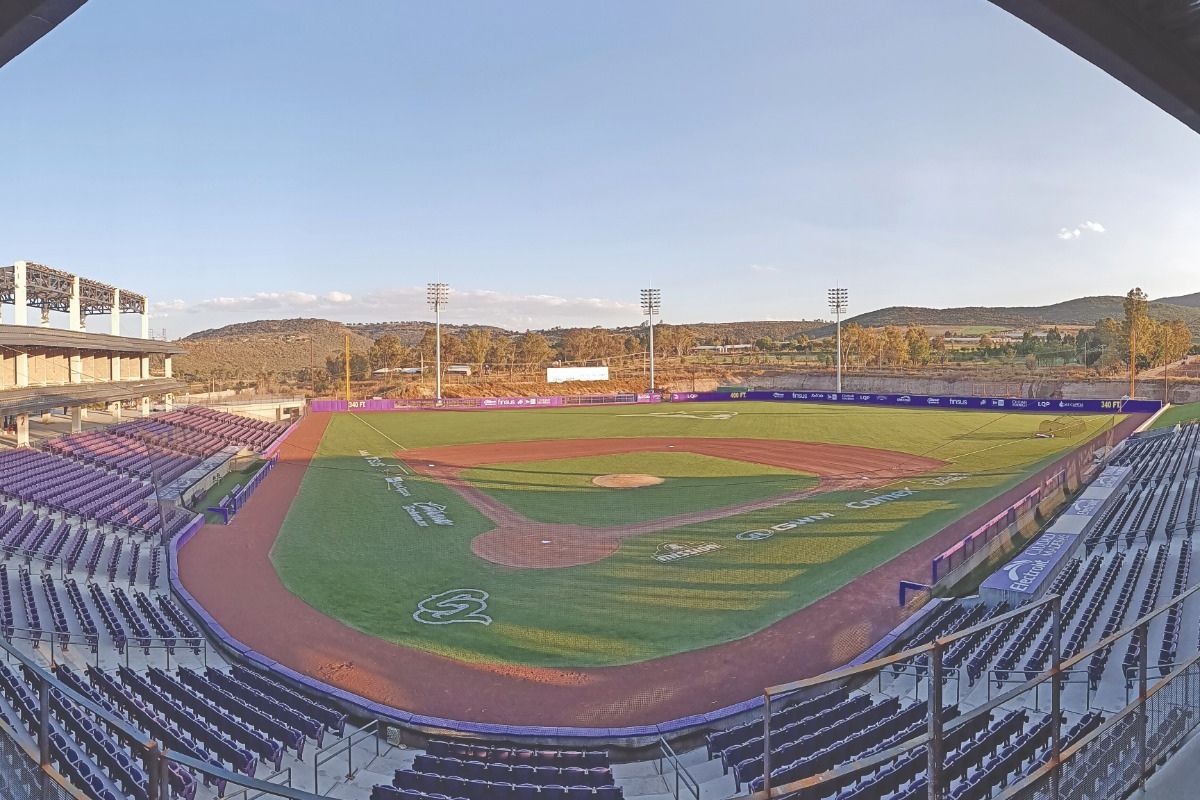 Venue/architecture.
Vista del nuevo estadio de béisbol en Querétaro, sede de Inmobiliare Summits. Diseño moderno y amplias instalaciones para eventos de real estate.
