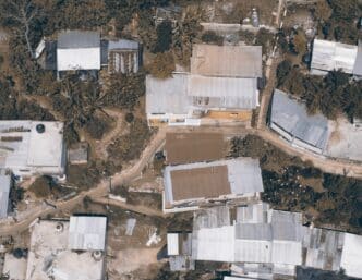 Vista aérea de viviendas precarias en México. Refleja los problemas de vivienda discutidos en Inmobiliare Summits LATAM.