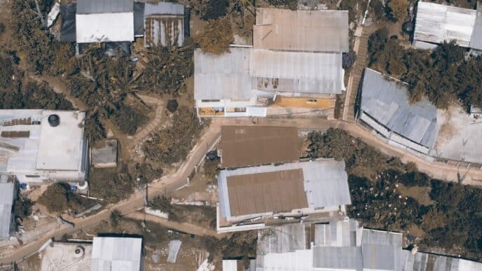 Vista aérea de viviendas precarias en México. Refleja los problemas de vivienda discutidos en Inmobiliare Summits LATAM.