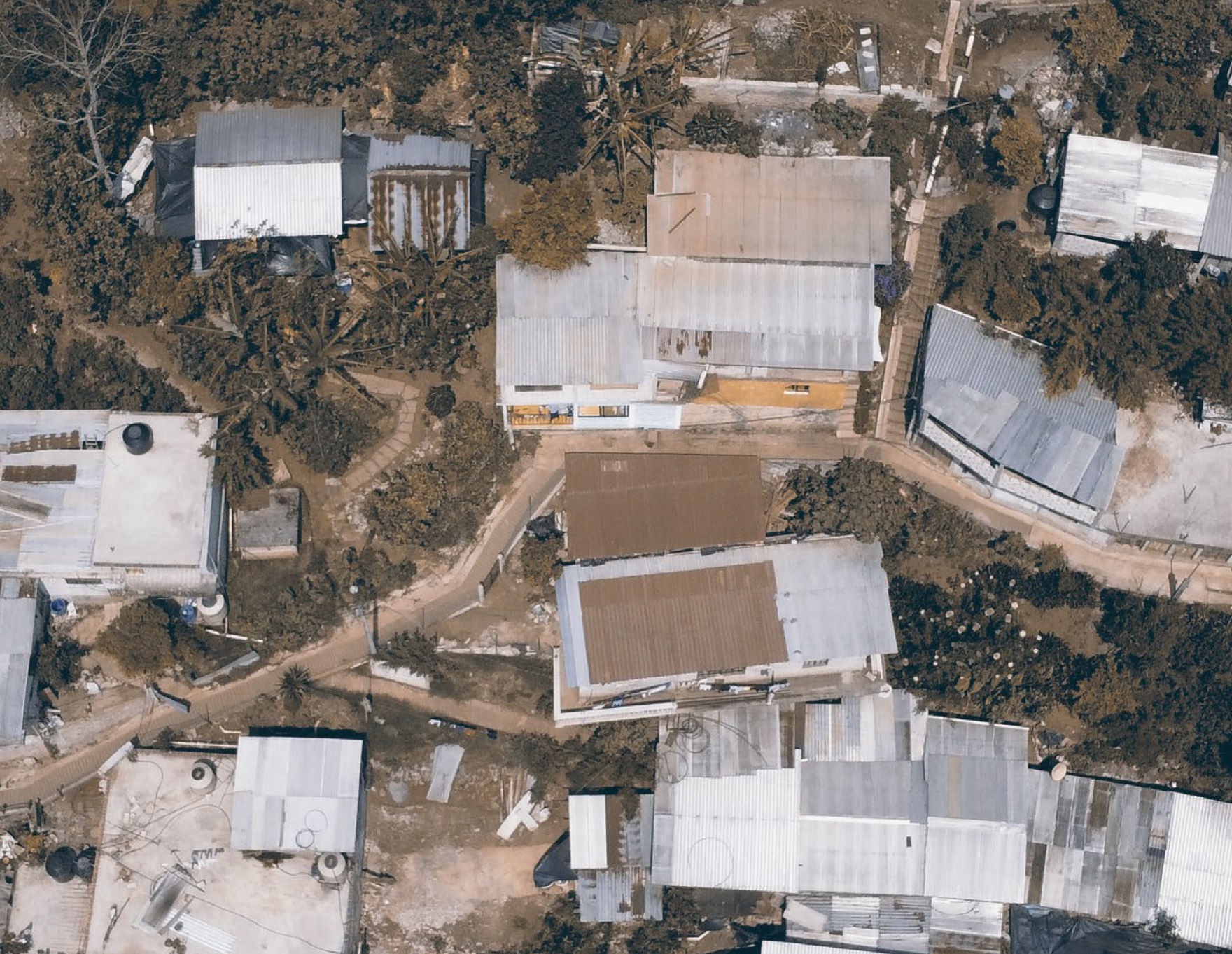 Vista aérea de viviendas precarias en México. Refleja los problemas de vivienda discutidos en Inmobiliare Summits LATAM.